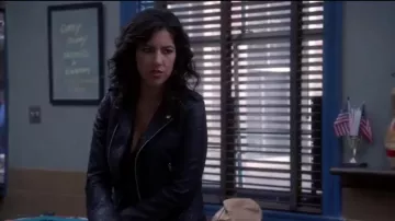 La chaqueta Moto de encaje encerado kooples que lleva Rosa Díaz (Stephanie Beatriz) en Brooklyn Nine-Nine (S05E03)