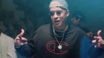 Sudadera negra Champion usada por Bad Bunny en el videoclip Sexto Sentido