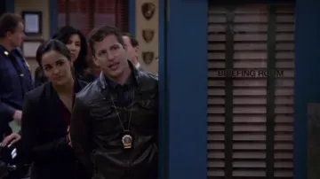 Charles & 1/2 à Urban Outfitters en Faux Cuir Moto Veste portée par Jake Peralta (Andy Samberg) dans Brooklyn Nine-Nine (S04E16)