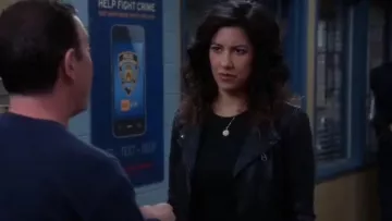 Chaqueta de cuero IRO Sofia usada por Rosa Díaz (Stephanie Beatriz) en Brooklyn Nine-Nine (S05E06)