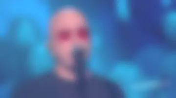The sunglasses red Vinyl Factory of Pascal Obispo in Taratata