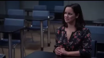 Joie Brittin Top usado por Amy Santiago (Melissa Fumero) en Brooklyn Nine-Nine (S05E07)