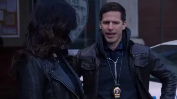 Charles & 1/2 à Urban Outfitters en Faux Cuir Moto Veste portée par Jake Peralta (Andy Samberg) dans Brooklyn Nine-Nine (S04E18)