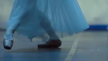 Les ballerines en satin de Dawn Granger (Minka Kelly) dans Titans S01E09