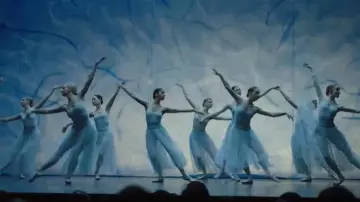 La jupe tutu blanche de Dawn Granger (Minka Kelly) dans Titans S01E09