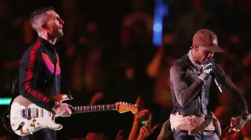 The brown hat Cactus Records scope by Travis Scott at the show of Super Bowl in 2019