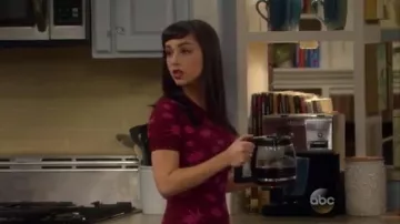 Alexander McQueen Bug Jacquard Vestido usado por Mandy Baxter (Molly Ephraim) en Last Man Standing (S03E21)