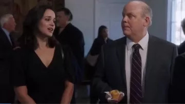 Betsey Johnson Crêpe Robe Wrap porté par Amy Santiago (Melissa Fumero) dans Brooklyn Nine-Nine (S05E09)