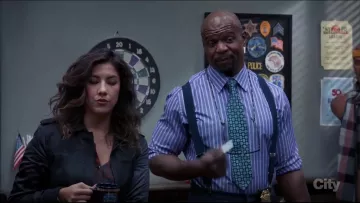 La blusa a cuadros de algodón y seda Kooples usada por Rosa Díaz (Stephanie Beatriz) en Brooklyn Nine-Nine (S05E10)