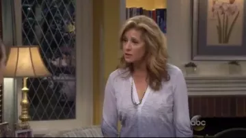 Anthropologie Stitched Ombre Popover en motivo gris usado por Vanessa Baxter (Nancy Travis) en Last Man Standing (S04E01)