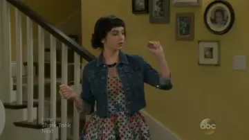 Vestido de Anthropologie Lavendel usado por Mandy Baxter (Molly Ephraim) en Last Man Standing (S04E02)