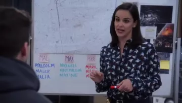 Alice + Olivia Willa Colombe Print Shirt porté par Amy Santiago (Melissa Fumero) dans Brooklyn Nine-Nine (S05E15)