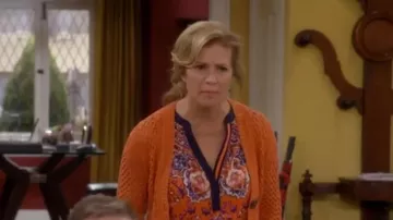 Anthroplogie Talmage Cardigan usado por Vanessa Baxter (Nancy Travis) en Last Man Standing (S04E04)