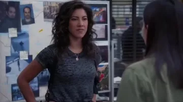 Rag & Bone The Burnout Tee usado por Rosa Díaz (Stephanie Beatriz) en Brooklyn Nine-Nine (S05E21)