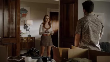 La jupe portefeuille effilochée à motif pied-de-poule Teryn par Urban Outfitters de Kirby Anders (Maddison Brown) dans Dynastie S02E12