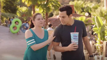 INC International Concepts I. N. C. Froid Épaule Varsity Haut porté par Rebecca Tas (Rachel Bloom) dans Crazy Ex-petite Amie S04E12