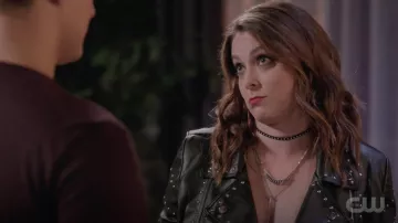 Coucher de soleil et de Printemps Cloutés Recadrée en Faux Cuir Moto Veste portée par Rebecca Tas (Rachel Bloom) dans Crazy Ex-petite Amie S04E12