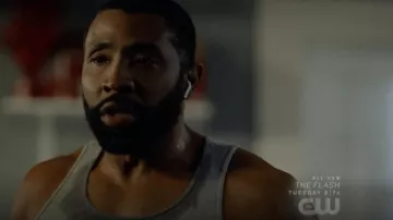 The headphones Apple AirPods Black Lightning (Cress Williams) in Black Lightning S02E12