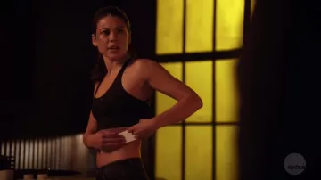 La brassière Lululemon "Free To Be Moved" de  Emiko Queen (Sea Shimooka) dans Arrow S07E12