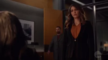 Le blazer rayé Smythe de Dinah Drake (Juliana Harkavy) dans Arrow S07E12