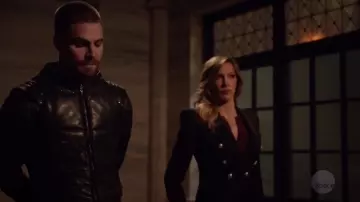 La blazer Balmain à gros boutons porté par Laurel Lance (Katie Cassidy) dans Arrow S07E12