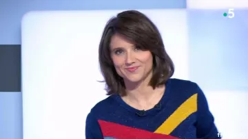 The sweater with multicoloured strips of Melanie Taravant in C to tell the 04/02/2019