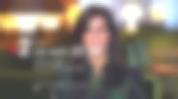 The printed shirt of Marie Drucker in Infrared 05/02/2019