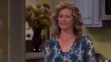 Joie Aceline Top en Lagoon usado por Vanessa Baxter (Nancy Travis) en Last Man Standing (S04E21)