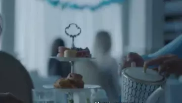 Le présentoir à gâteaux dans le salon de thé dans la série Titans S01E09