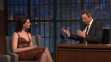 Ermanno Scervino Brown Leather Dress Colección Primavera 2019 usado por Anne Hathaway en Late Night with Seth Meyers 24 de enero de 2019