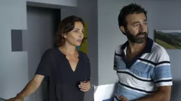 La blusa negra con sangría que lleva Emma Sandrelli (Claire Keim) en Infidel