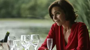 La blusa roja que lleva Emma Sandrelli (Claire Keim) en Infidel