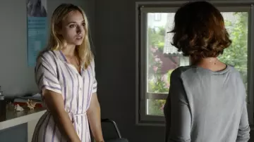 El vestido camisero a rayas usado por Candice (Chloé Jouannet) en Infidèle