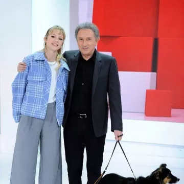 Le blouson bleu à carreaux porté par Angèle sur son compte Ins­ta­gram @An­gele.vlk