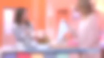 Le pull oversize rose pale de Agathe Lecaron dans La maison des maternelles le 05.02.2019