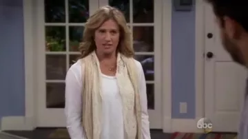 Chaleco de suéter de encaje de Anthropologie usado por Vanessa Baxter (Nancy Travis) en Last Man Standing (S04E10)