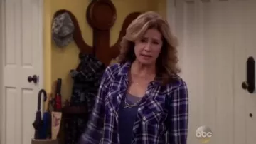 Rails de Kendra Shirt en Ciel/Marine/Blanc porté par Vanessa Baxter (Nancy Travis) dans le Dernier Homme Debout (S04E14)
