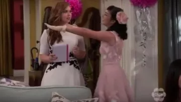 Adrianna Papell Appliqué à la Taille de Crêpe Fit Et les Reflets de la Robe portée par Kristin Baxter (Amanda Fuller) dans le Dernier Homme Debout (S06E02)