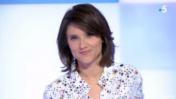 The printed shirt of Melanie Taravant in C to tell the 05/02/2019