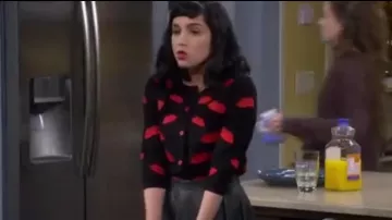 Alice + Olivia Moue Cardigan porté par Mandy Baxter (Molly Ephraim) dans le Dernier Homme Debout (S04E17)