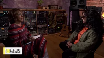 Cérémonie d'ouverture Rayé de la Nervure Tricot à Manches Longues Midi Robe portée par Gayle King sur CBS Ce Matin