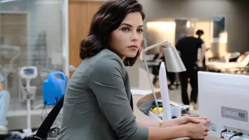 Theory Good Wool Long Blazer usado por Julian Lynn (Jenna Dewan) en The Resident S02E08