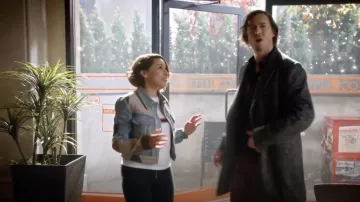 Le top à bandes multicolores Brandy Melville de Nora West-Allen (Jessica Parker Kennedy) dans Flash S05E13