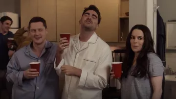 Madewell Whisper Cotton V Neck Pocket Tee usado por Stevie Budd (Emily Hampshire) en Schitt's Creek S05E05