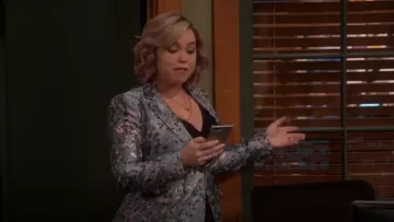 Alice + Olivia Macey Blazer Bleu Brouillard porté par Kristin Baxter (Amanda Fuller) dans le Dernier Homme Debout (S07E03)