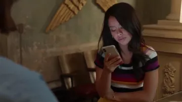 Cinq a Sept Nicolette Haut porté par Mariana Adams Foster (Cierra Ramirez) dans Bien des Ennuis S01E05