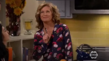 L'équipement Slim Signature Floral Blouse en Vareuse porté par Vanessa Baxter (Nancy Travis) dans le Dernier Homme Debout (S06E08)