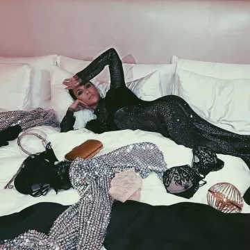 Louis Vuitton Monogram Satin 2 en 1 pochette du Soir à Rabat Chaîne de Sac d'Épaule de Kourtney Kardashian sur son Instagram account @kourtneykardash