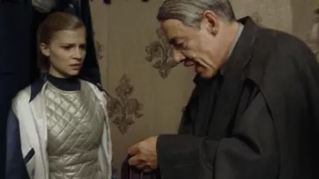 Vestuario de Harry Potter y el cáliz de fuego: Fleur Delacour (Clémence Poésy) lleva un chaleco acolchado de diamantes plateado