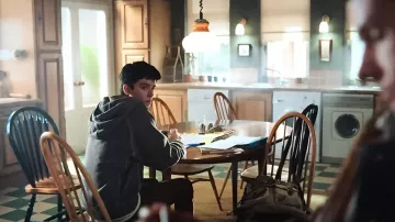 The chairs Ercol in Milburn in Sex Education S01E01